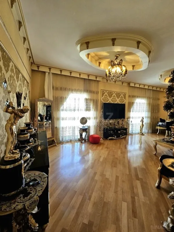 Satılır 5 otaqlı mənzil 215 m²