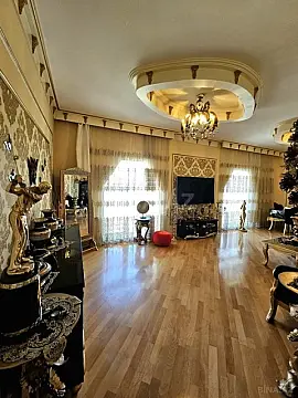 Satılır 5 otaqlı mənzil 215 m²