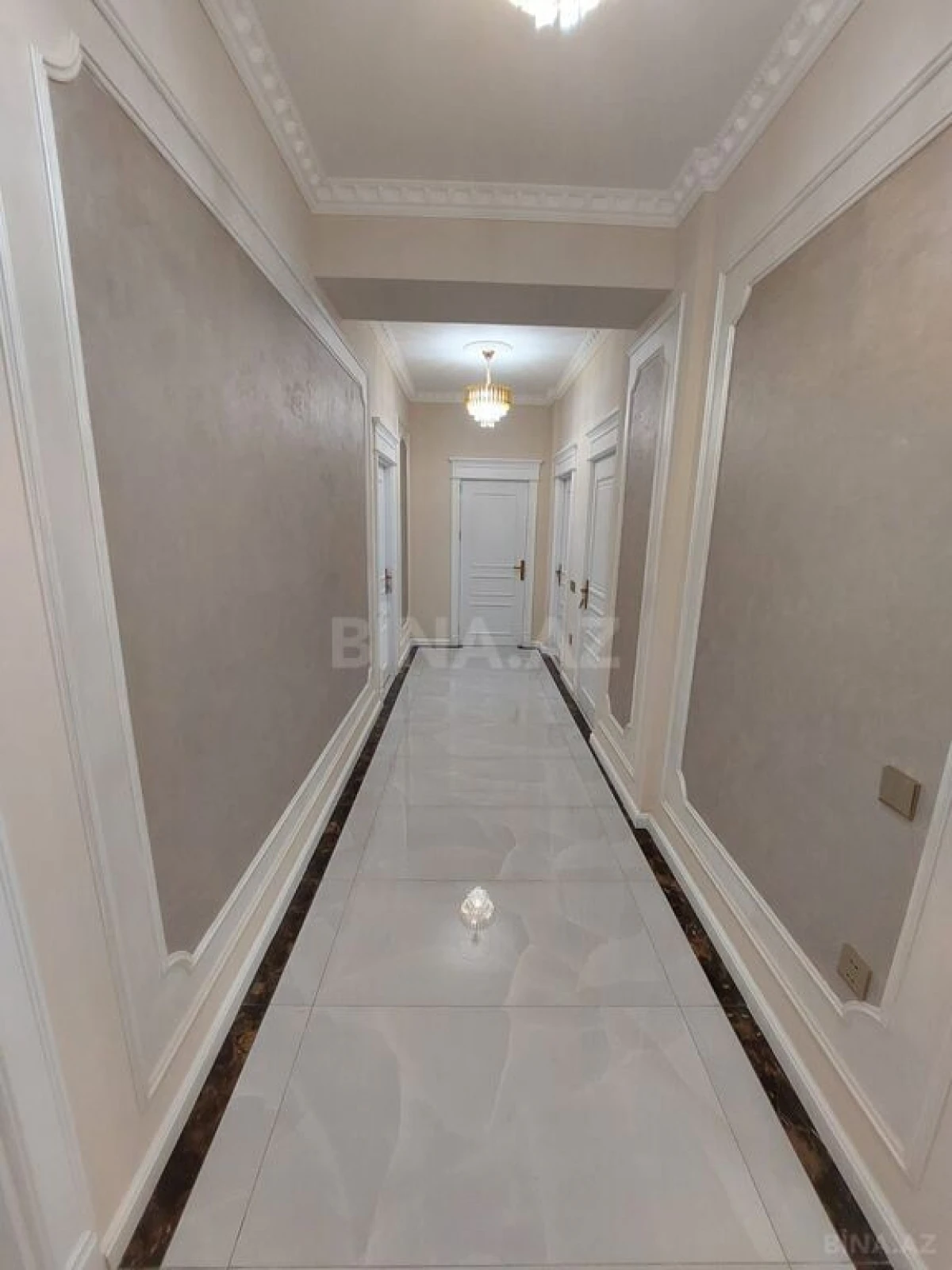 Satılır 4 otaqlı mənzil 215 m²