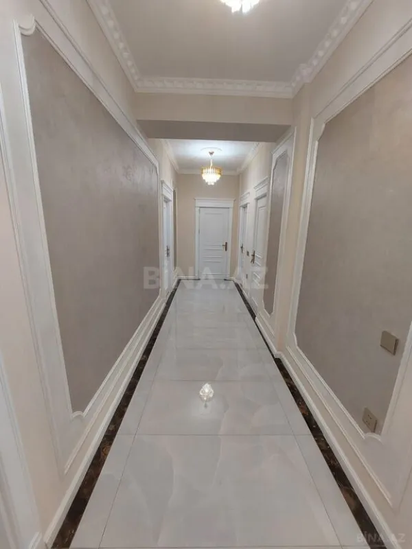 Satılır 4 otaqlı mənzil 215 m²