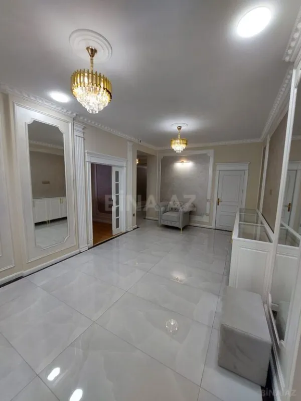 Satılır 4 otaqlı mənzil 215 m²