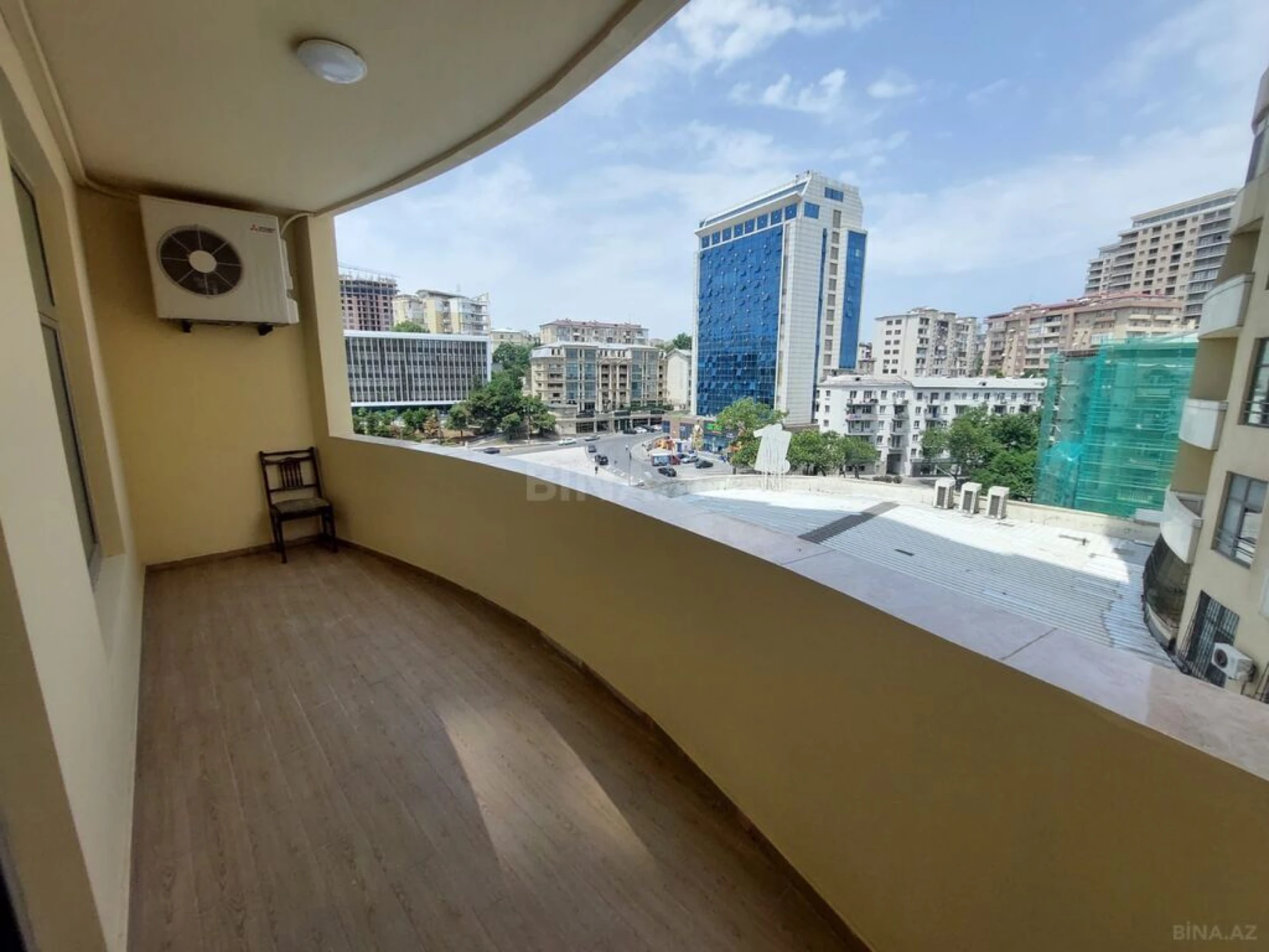 Satılır 4 otaqlı mənzil 215 m²