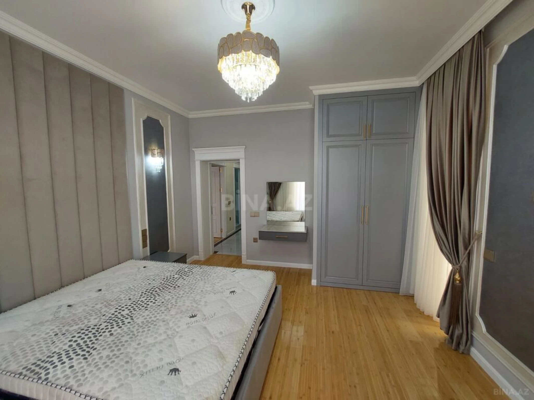 Satılır 4 otaqlı mənzil 215 m²
