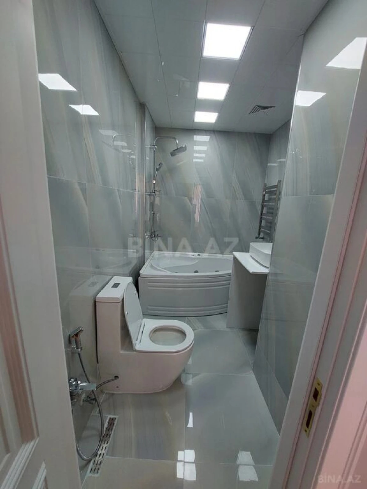 Satılır 4 otaqlı mənzil 215 m²