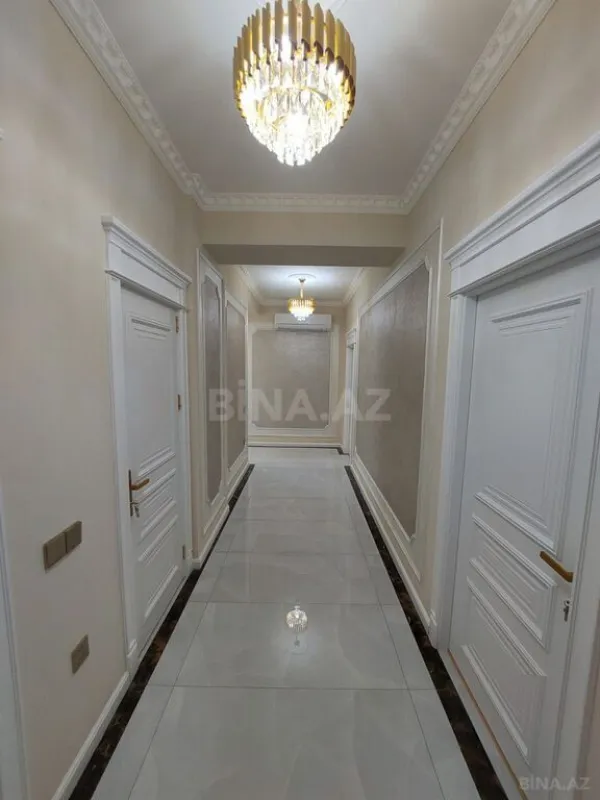 Satılır 4 otaqlı mənzil 215 m²
