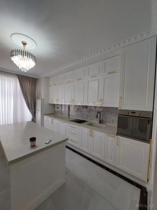 Satılır 4 otaqlı mənzil 215 m²