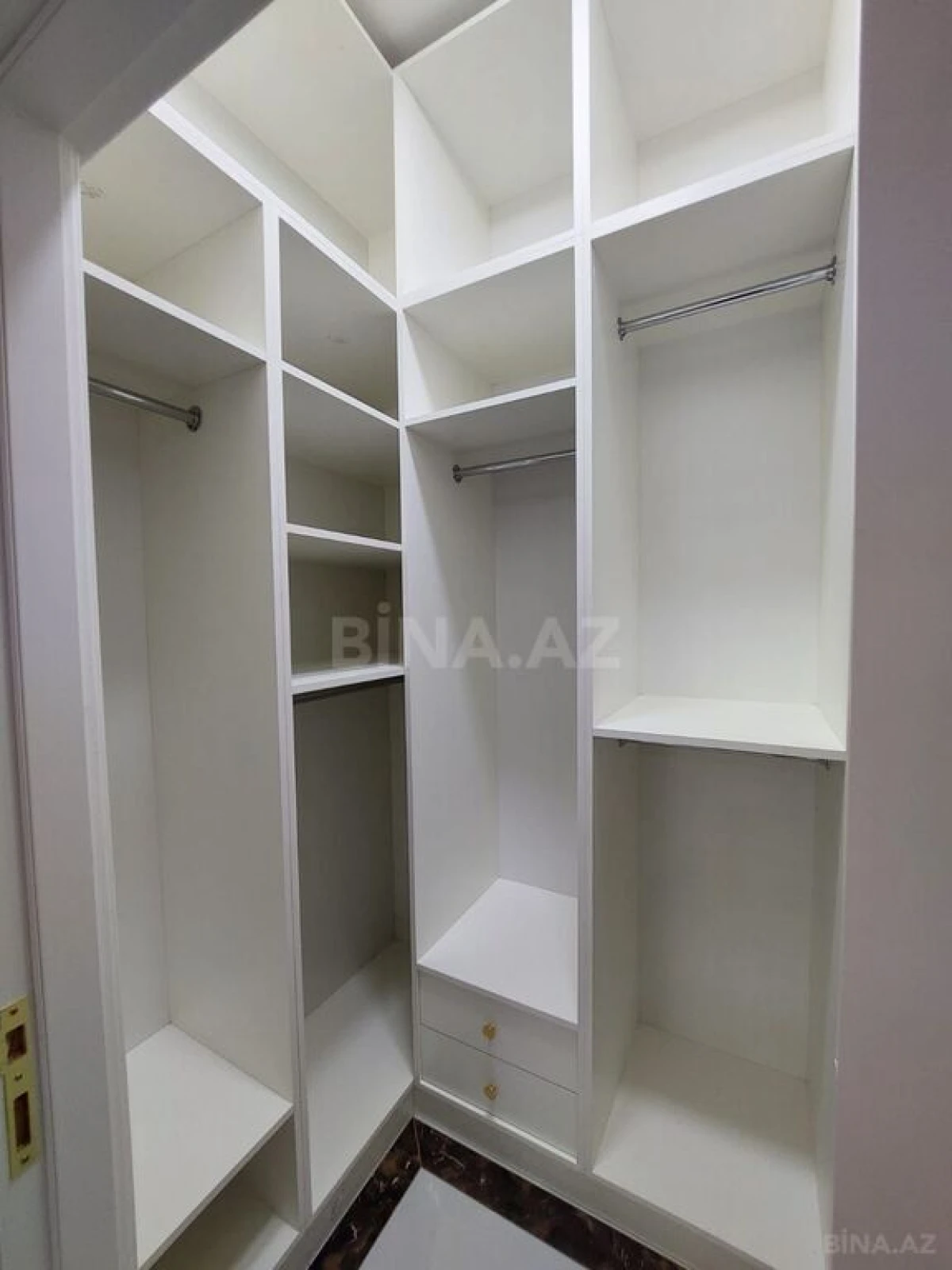 Satılır 4 otaqlı mənzil 215 m²