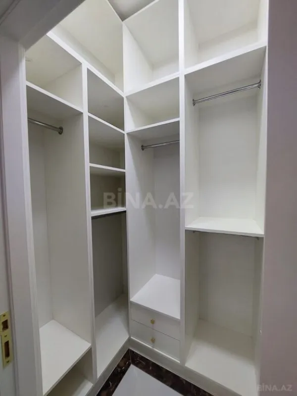 Satılır 4 otaqlı mənzil 215 m²