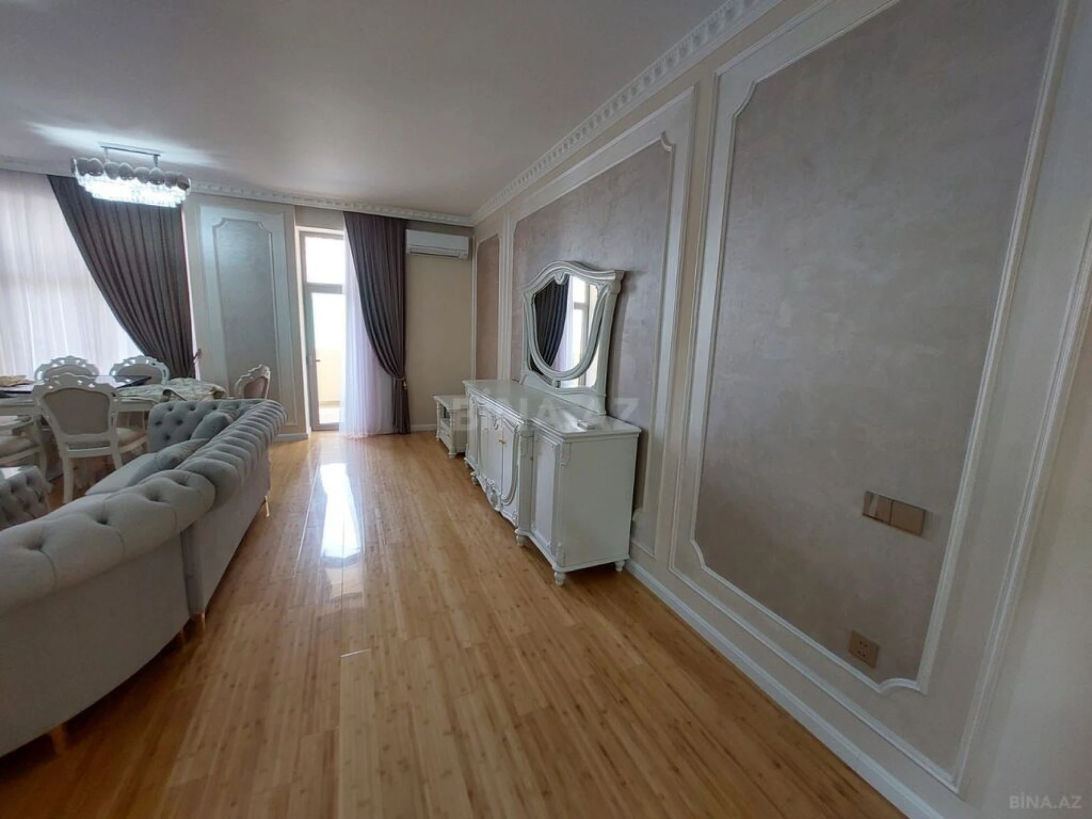 Satılır 4 otaqlı mənzil 215 m²