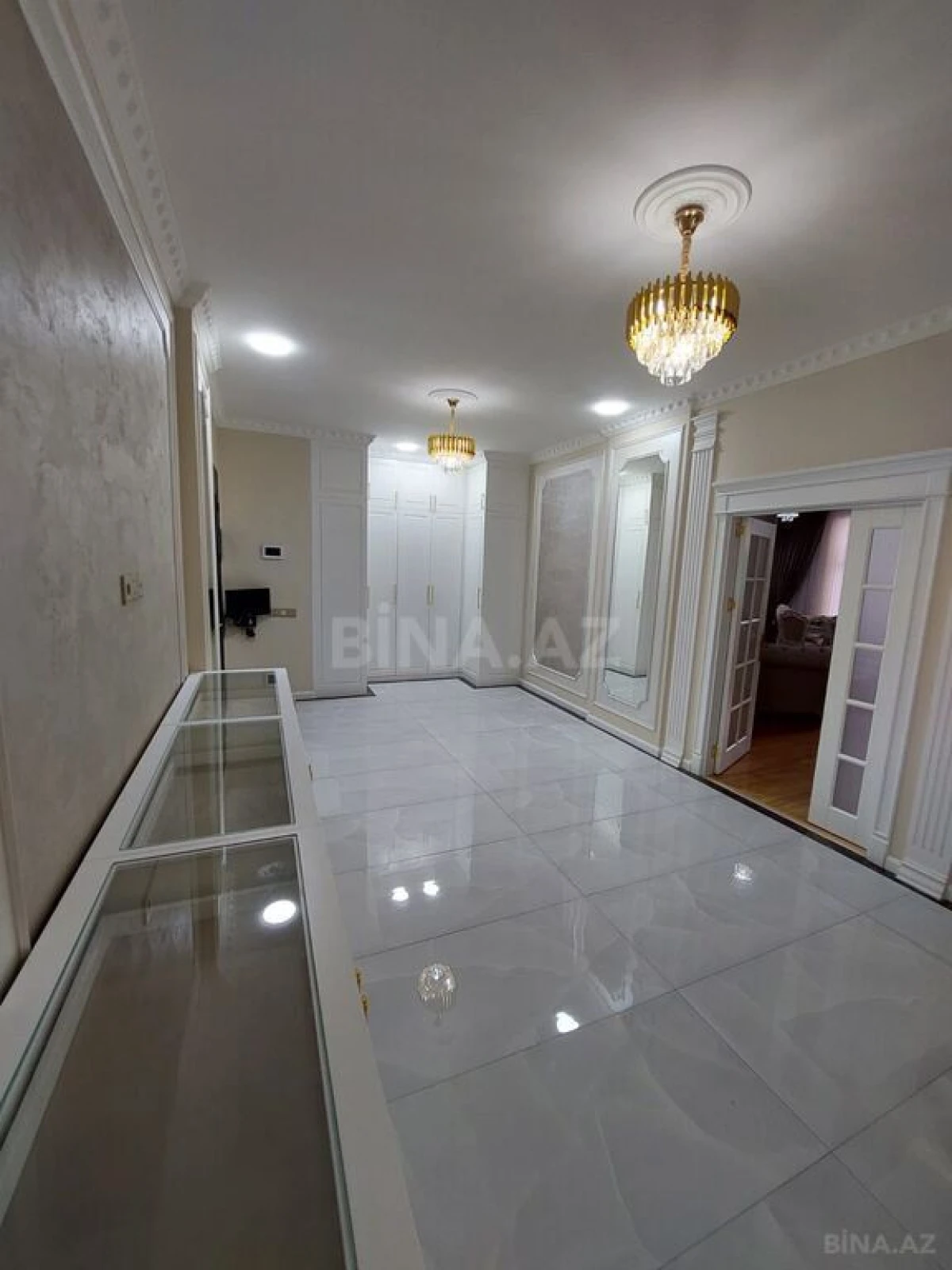 Satılır 4 otaqlı mənzil 215 m²