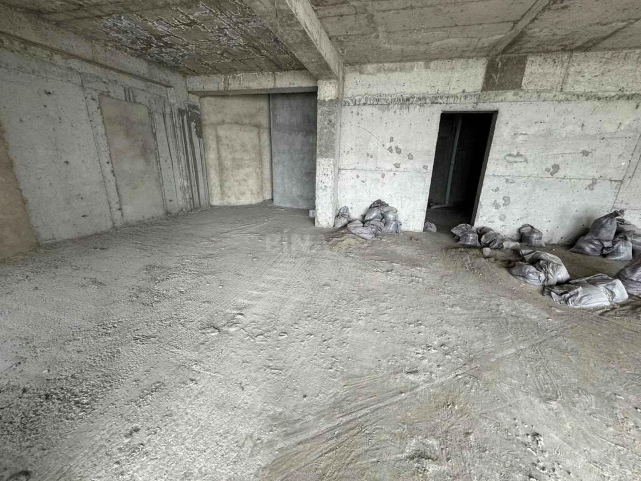 Satılır 10 otaqlı mənzil 1000 m²