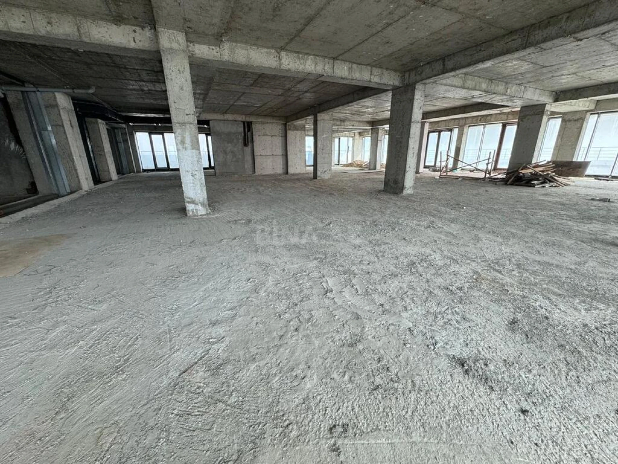 Satılır 10 otaqlı mənzil 1000 m²