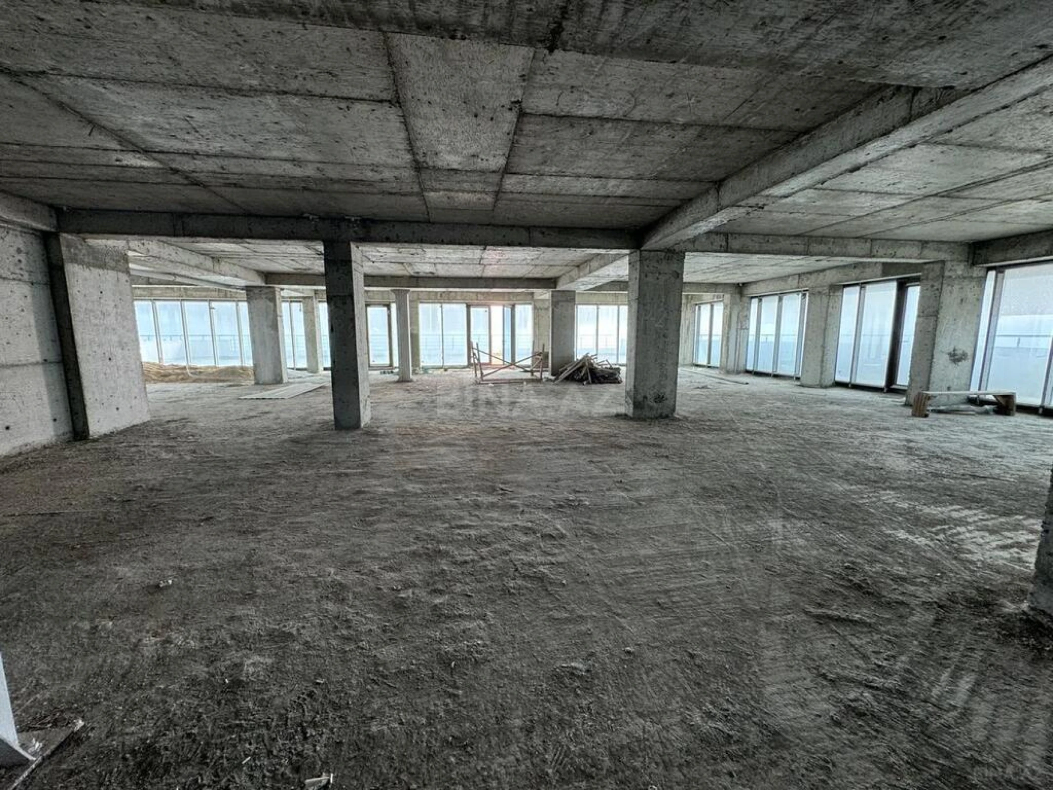 Satılır 10 otaqlı mənzil 1000 m²