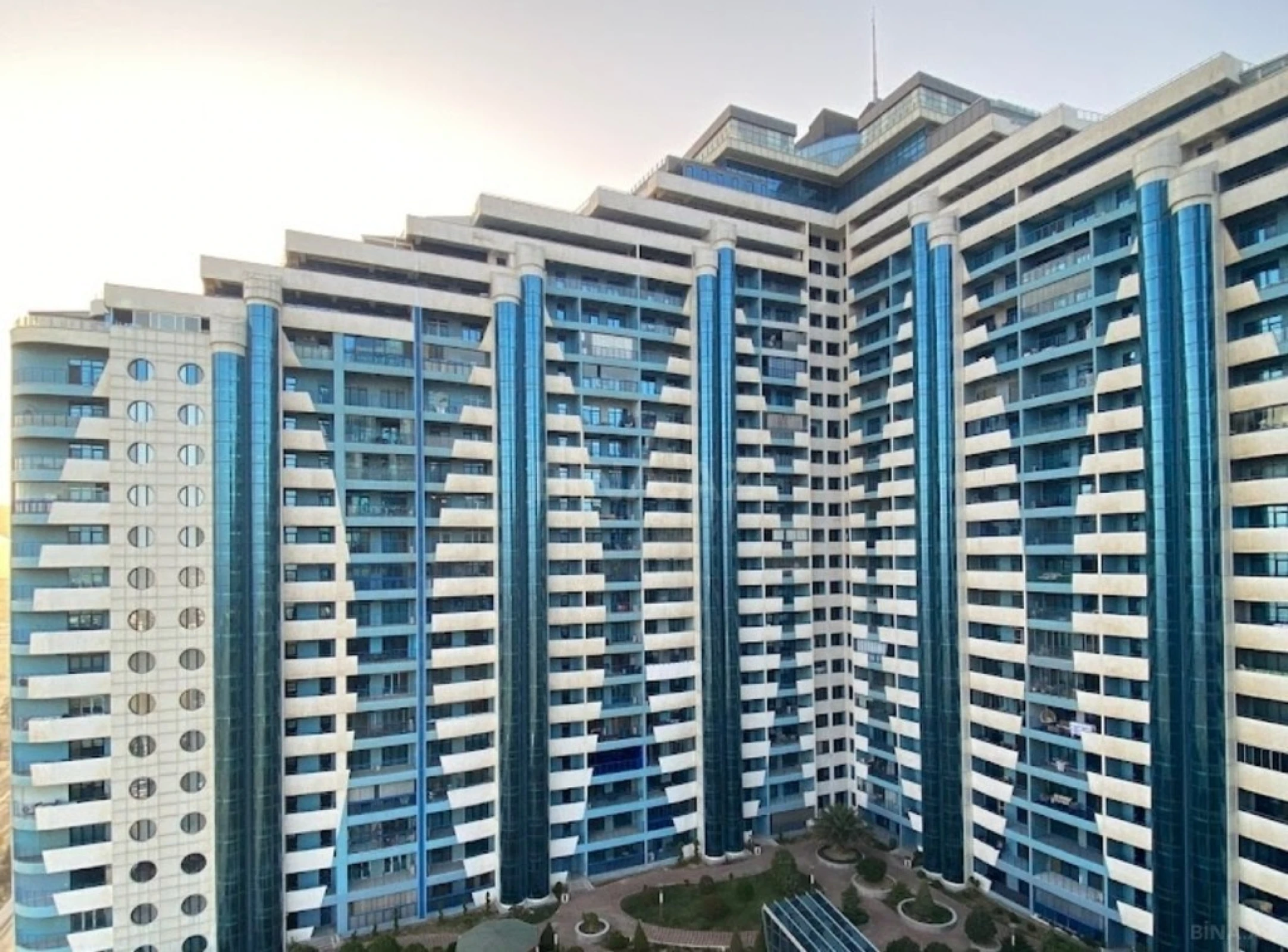 Satılır 10 otaqlı mənzil 1000 m²