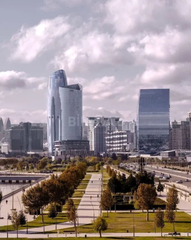 Satılır 10 otaqlı mənzil 1000 m²