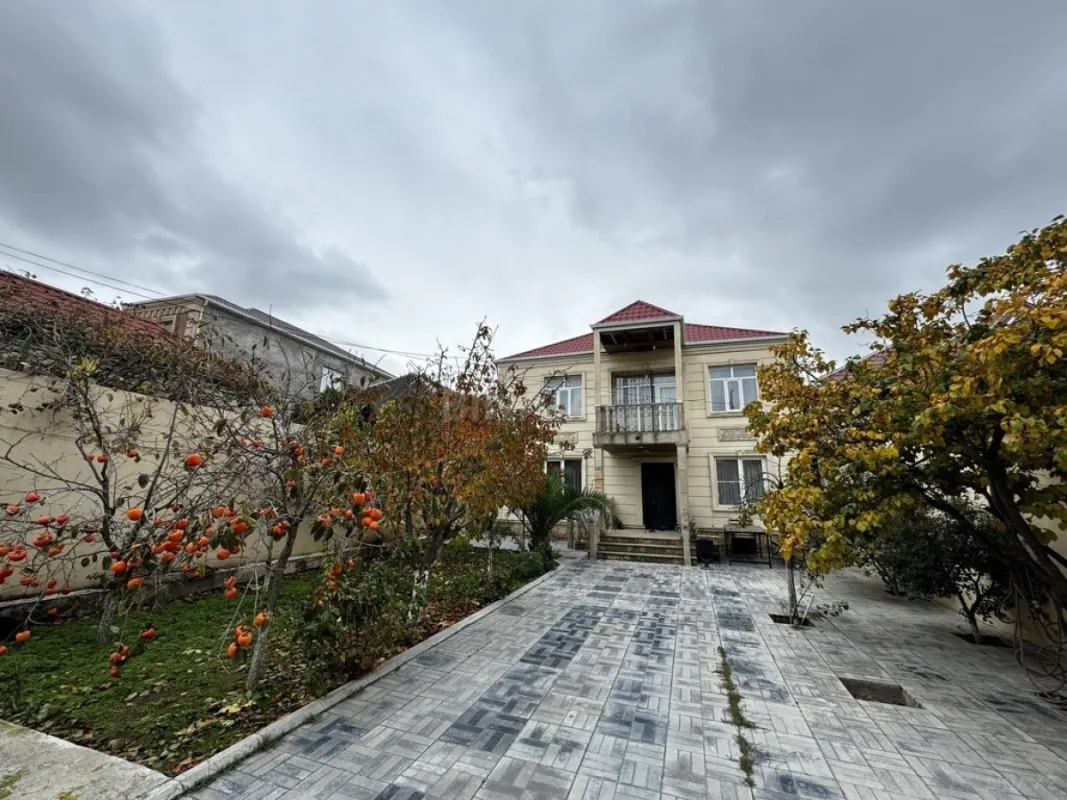 Satılır 7 otaqlı həyət evi 200 m²