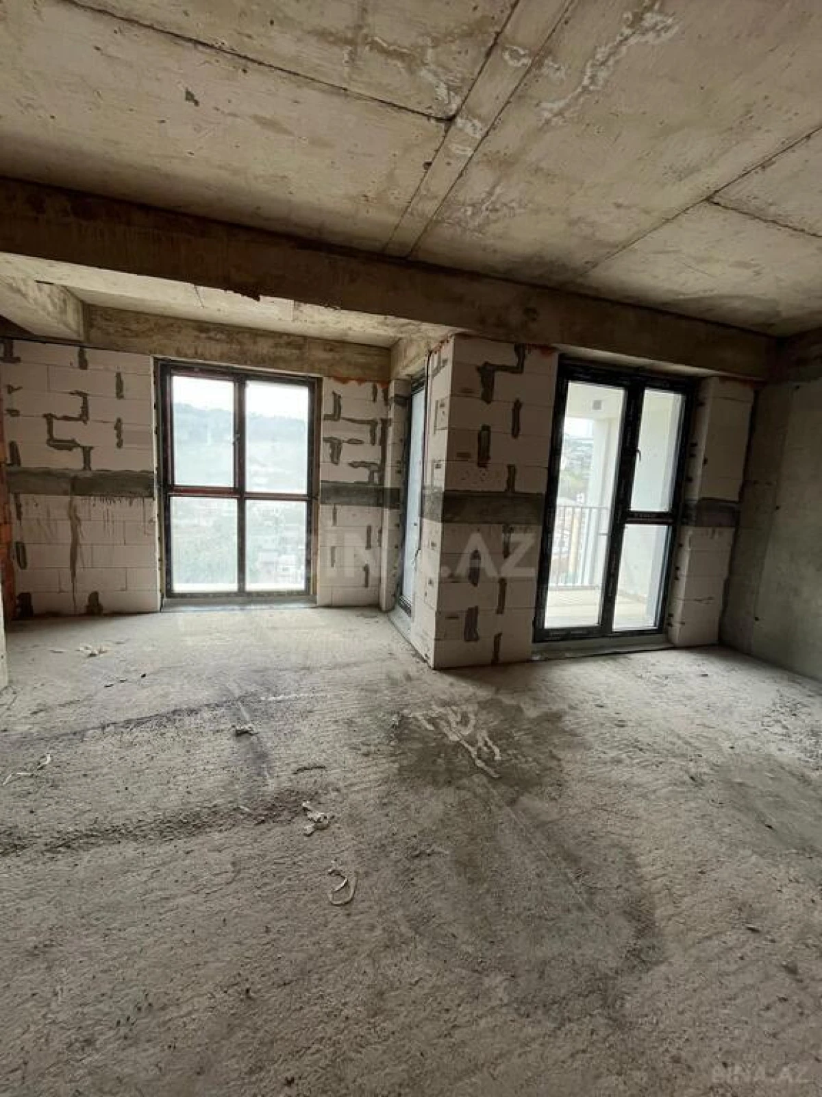 Satılır 4 otaqlı mənzil 225 m²