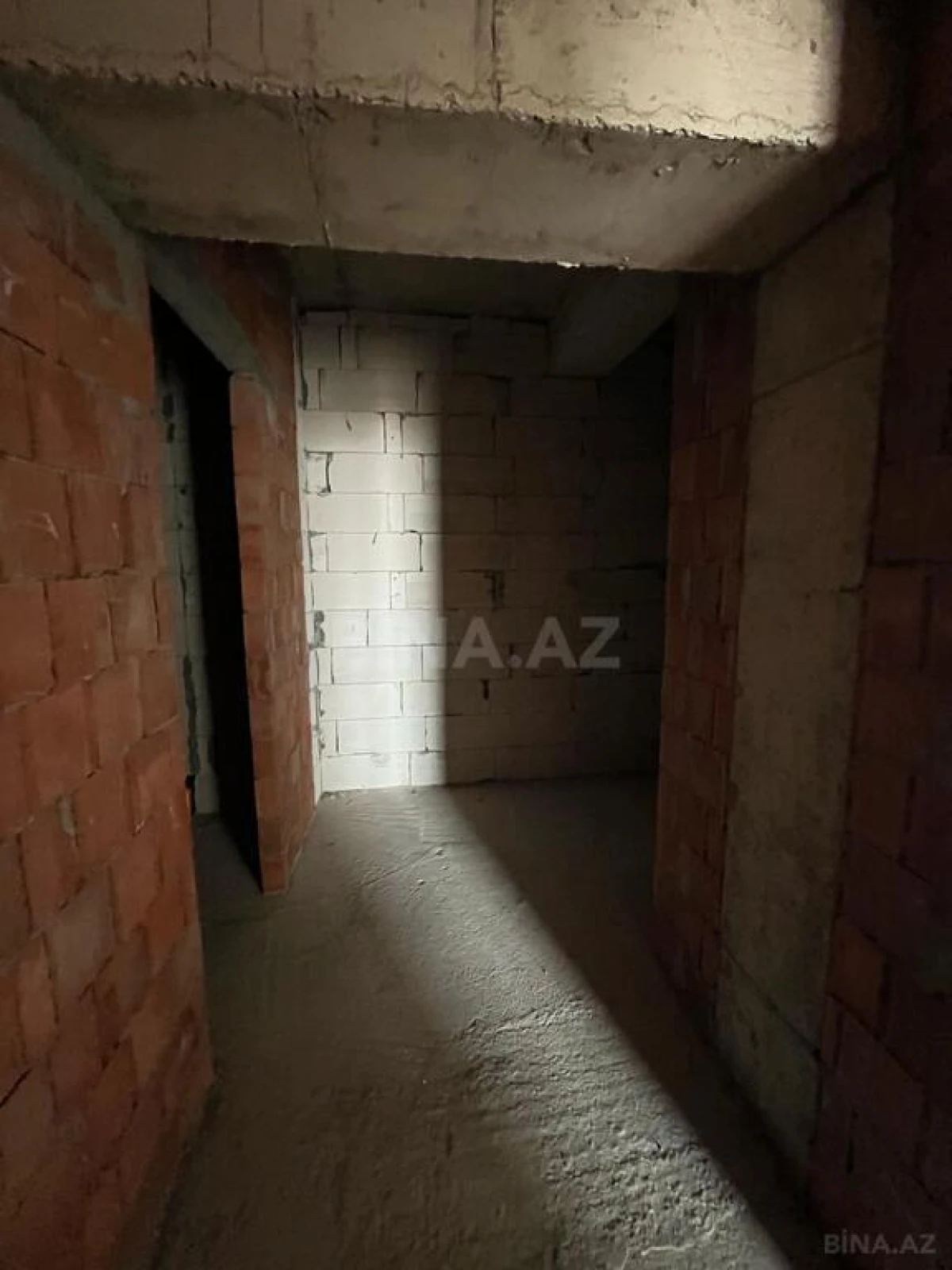 Satılır 4 otaqlı mənzil 225 m²