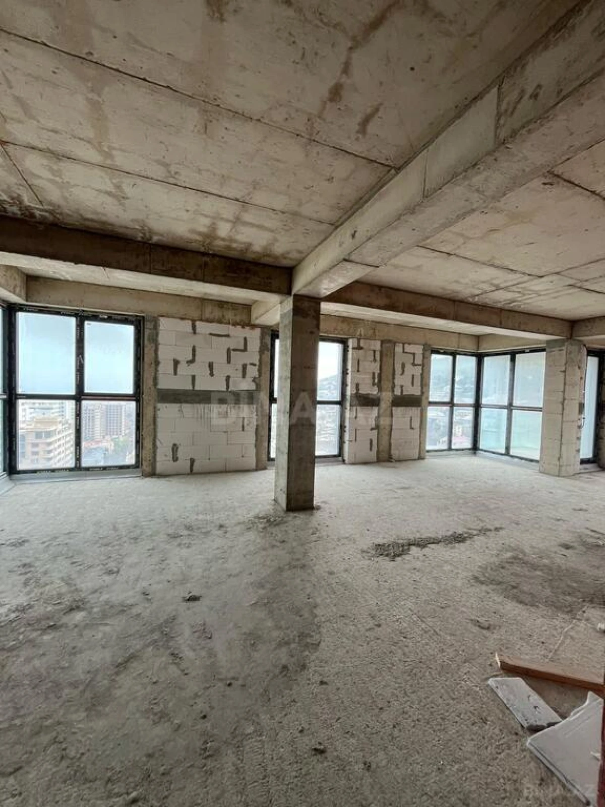 Satılır 4 otaqlı mənzil 225 m²