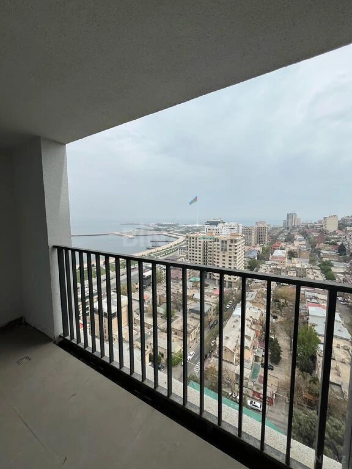 Satılır 4 otaqlı mənzil 225 m²