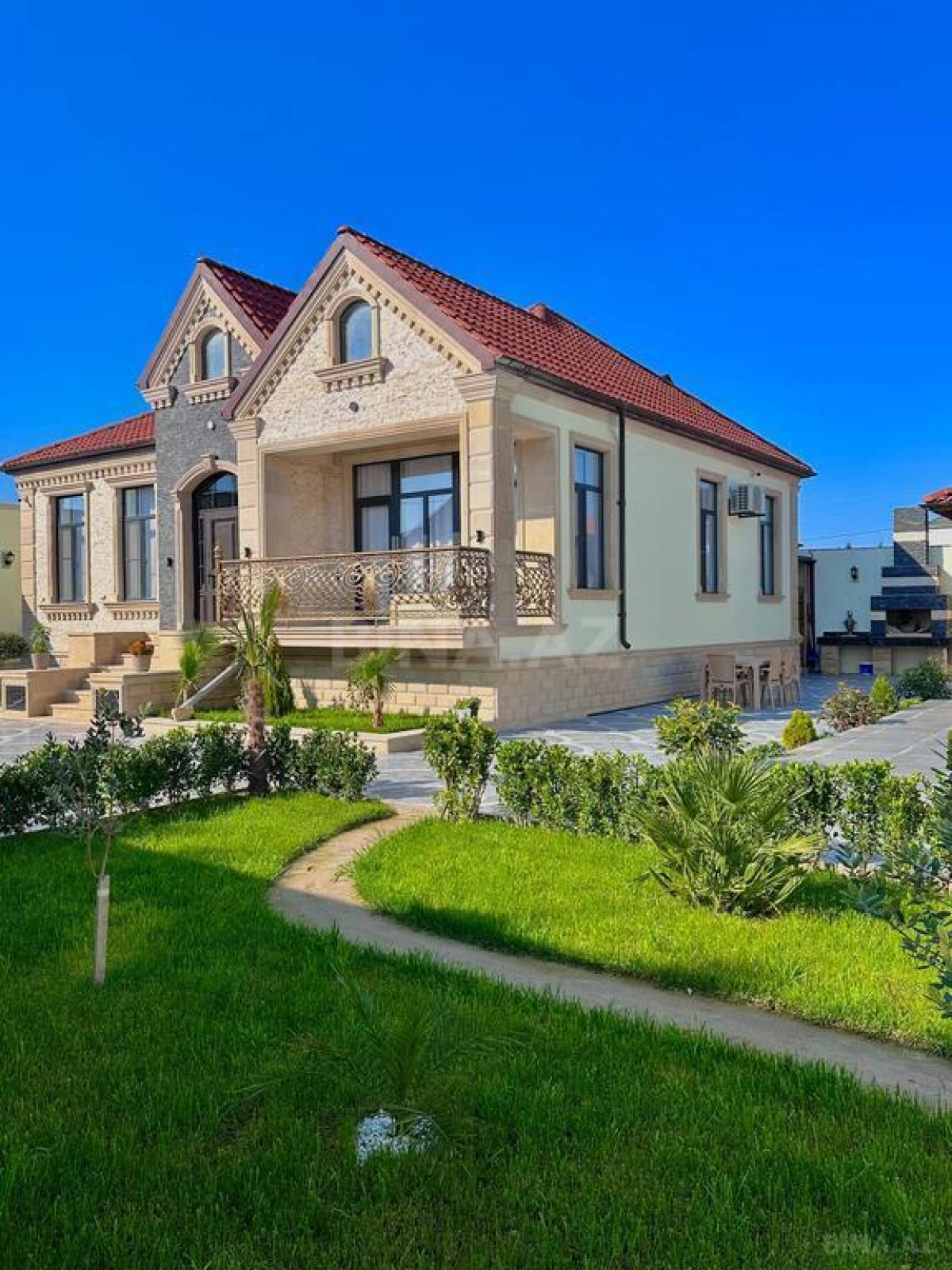 Satılır 4 otaqlı həyət evi 180 m²