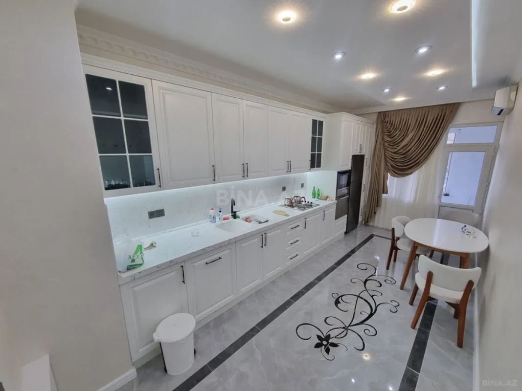Satılır 3 otaqlı mənzil 136 m²