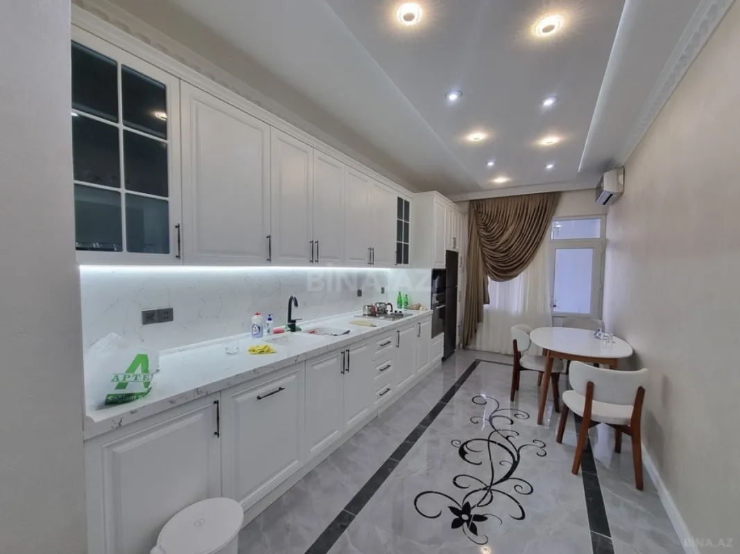 Satılır 3 otaqlı mənzil 136 m²