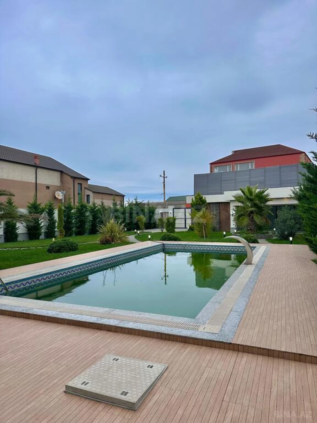 Satılır 6 otaqlı həyət evi 350 m²