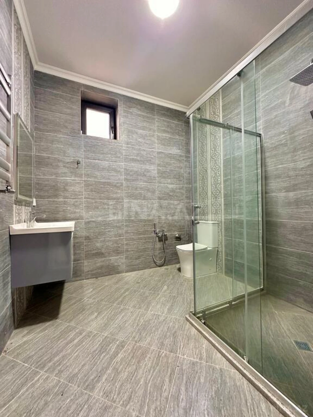 Satılır 6 otaqlı həyət evi 350 m²