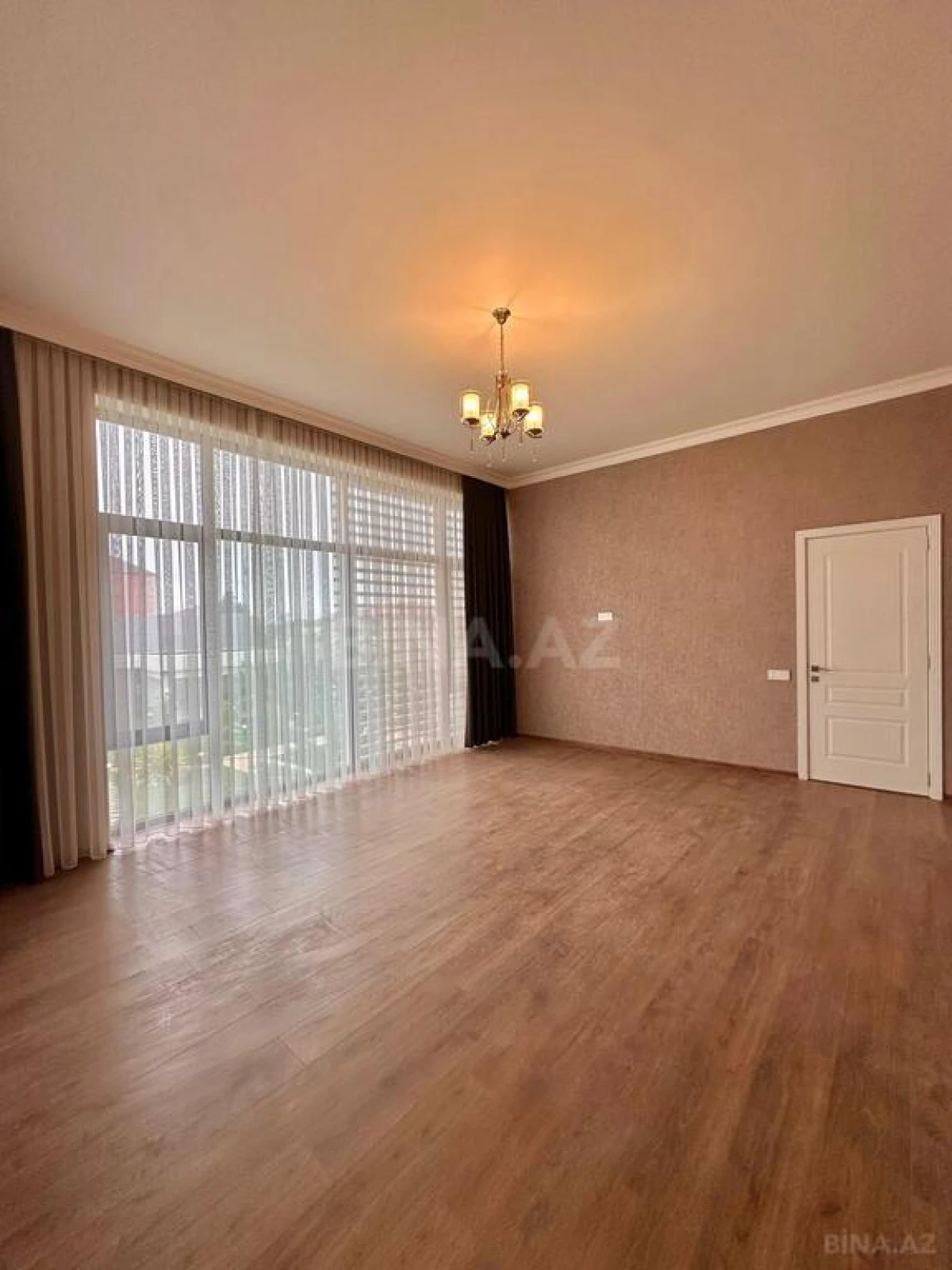 Satılır 6 otaqlı həyət evi 350 m²