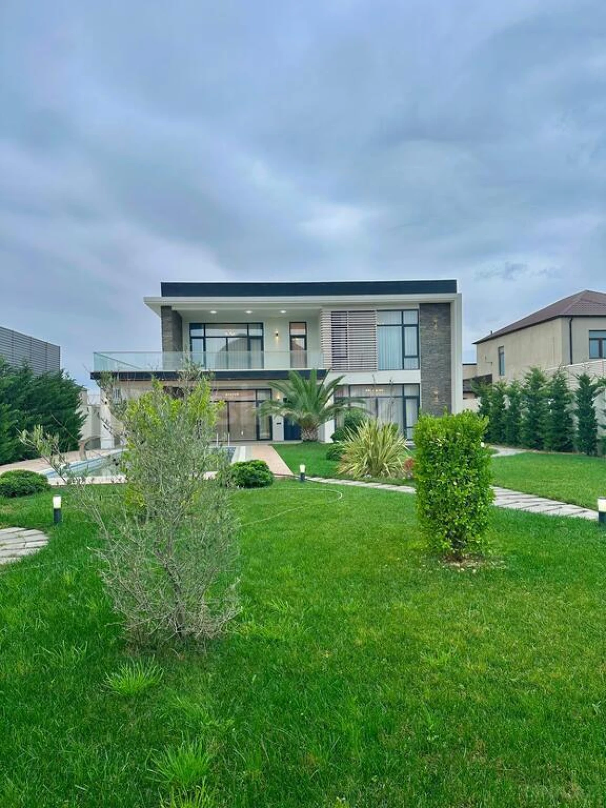 Satılır 6 otaqlı həyət evi 350 m²