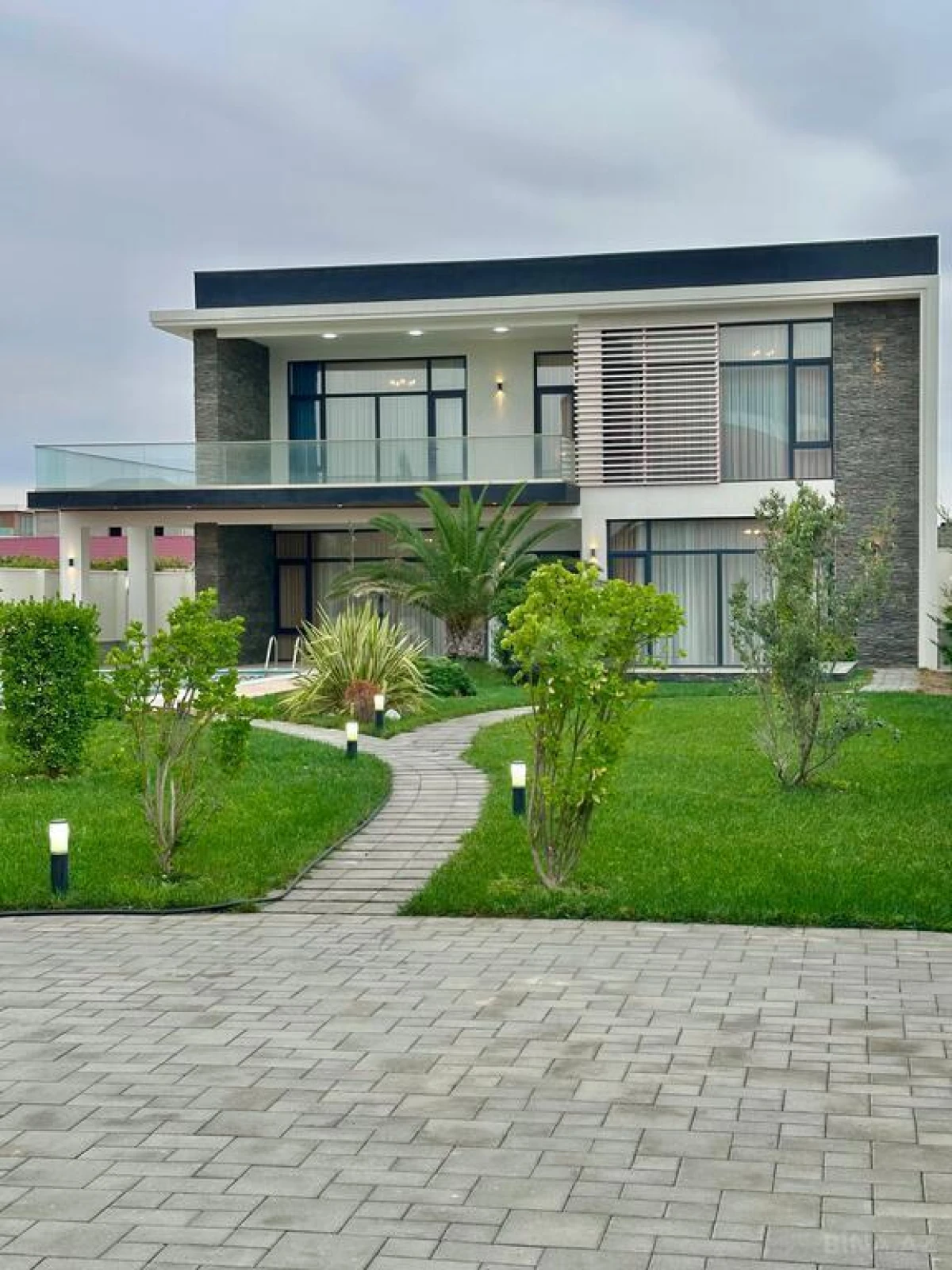 Satılır 6 otaqlı həyət evi 350 m²