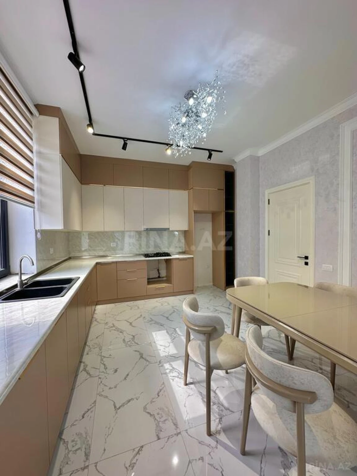 Satılır 5 otaqlı həyət evi 350 m²