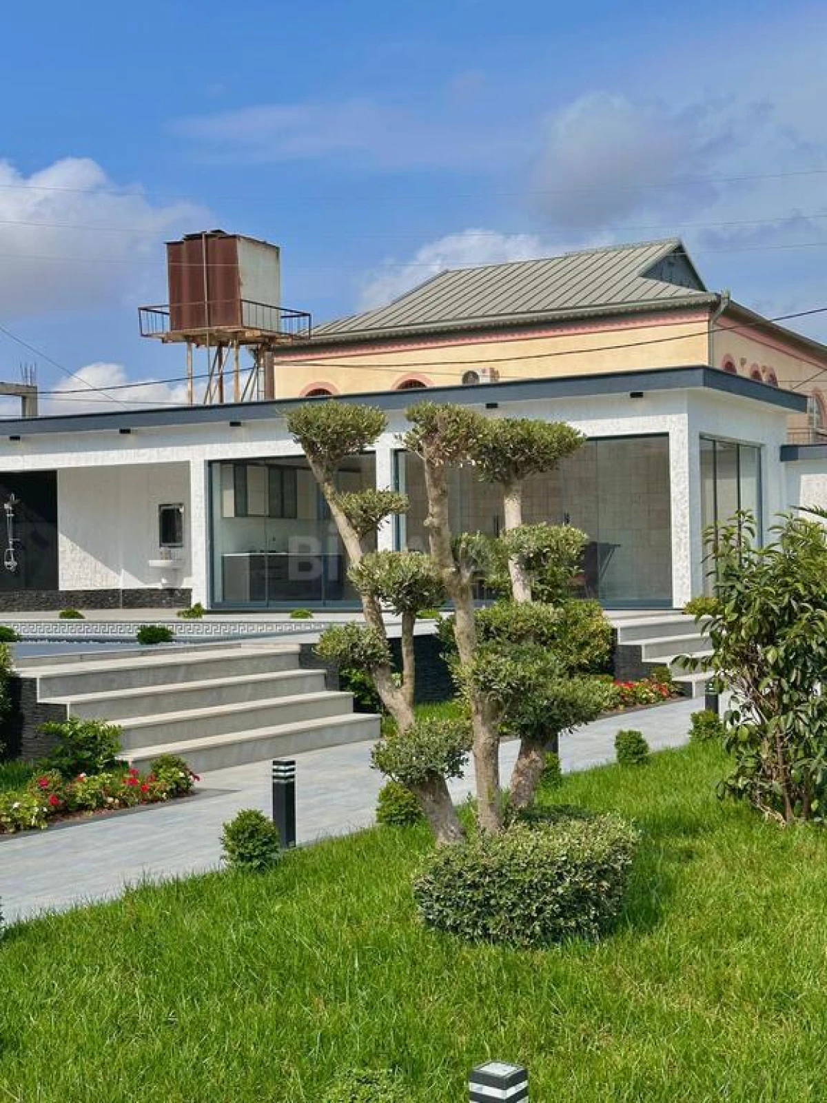 Satılır 5 otaqlı həyət evi 350 m²