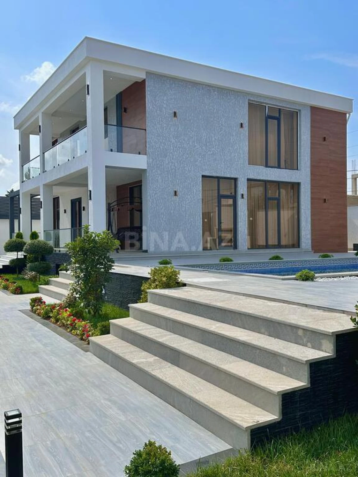 Satılır 5 otaqlı həyət evi 350 m²