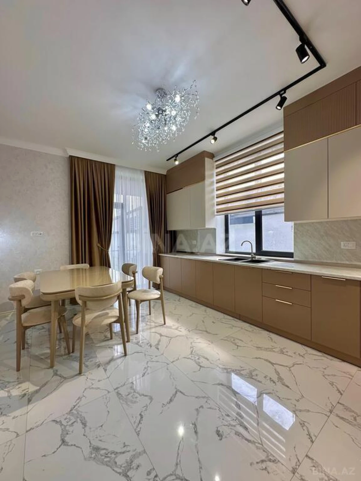 Satılır 5 otaqlı həyət evi 350 m²