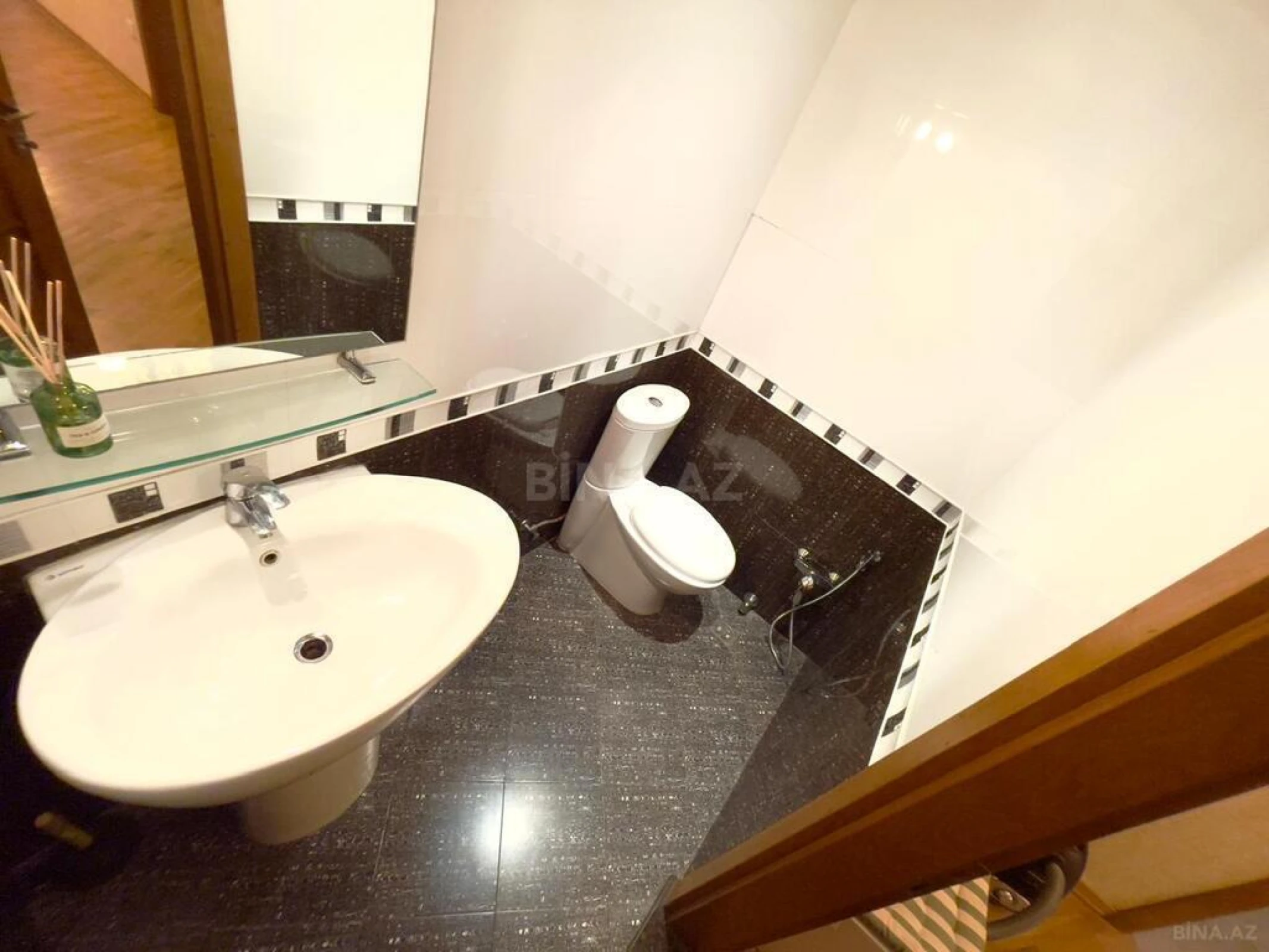 Kirayə verilir 3 otaqlı mənzil 165 m²