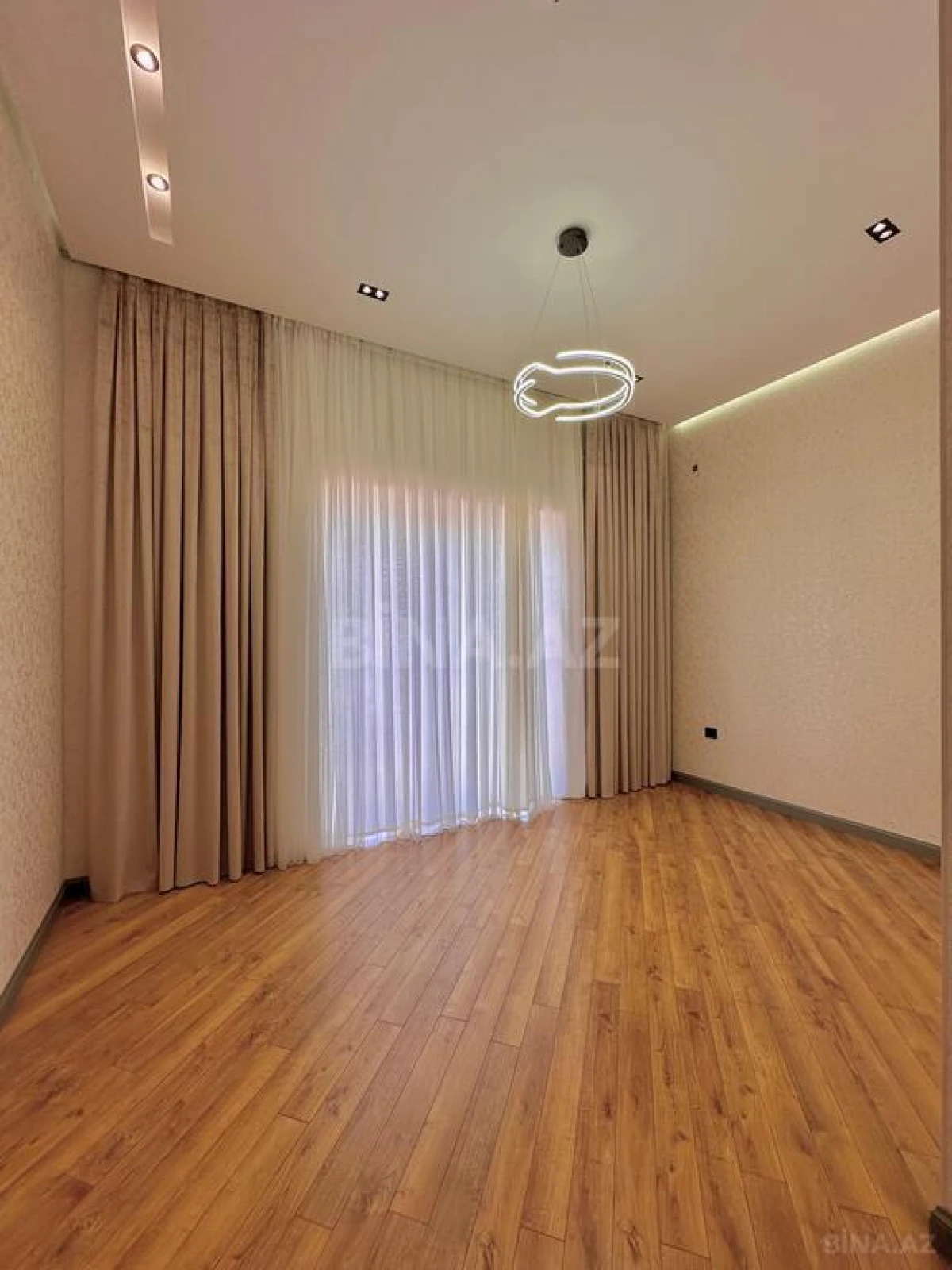 Satılır 6 otaqlı həyət evi 400 m²