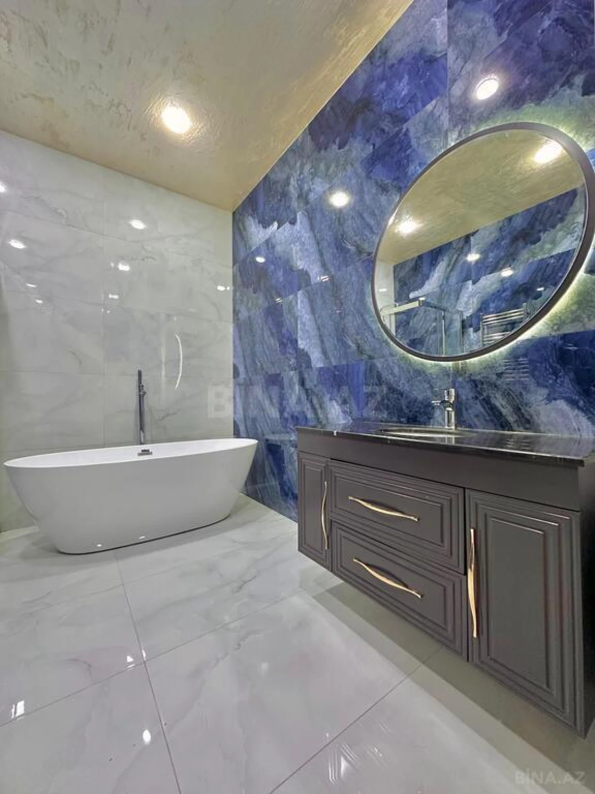 Satılır 6 otaqlı həyət evi 400 m²