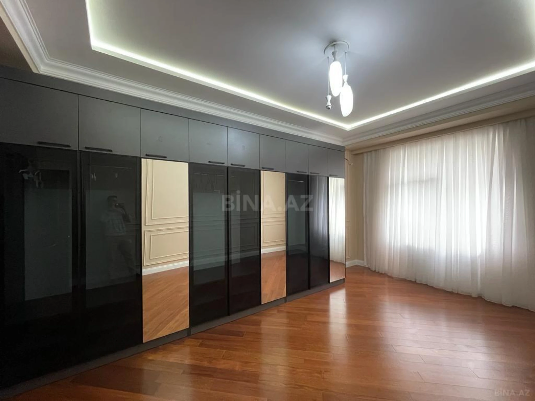 Satılır 4 otaqlı mənzil 200 m²