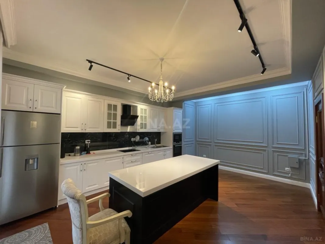 Satılır 4 otaqlı mənzil 200 m²