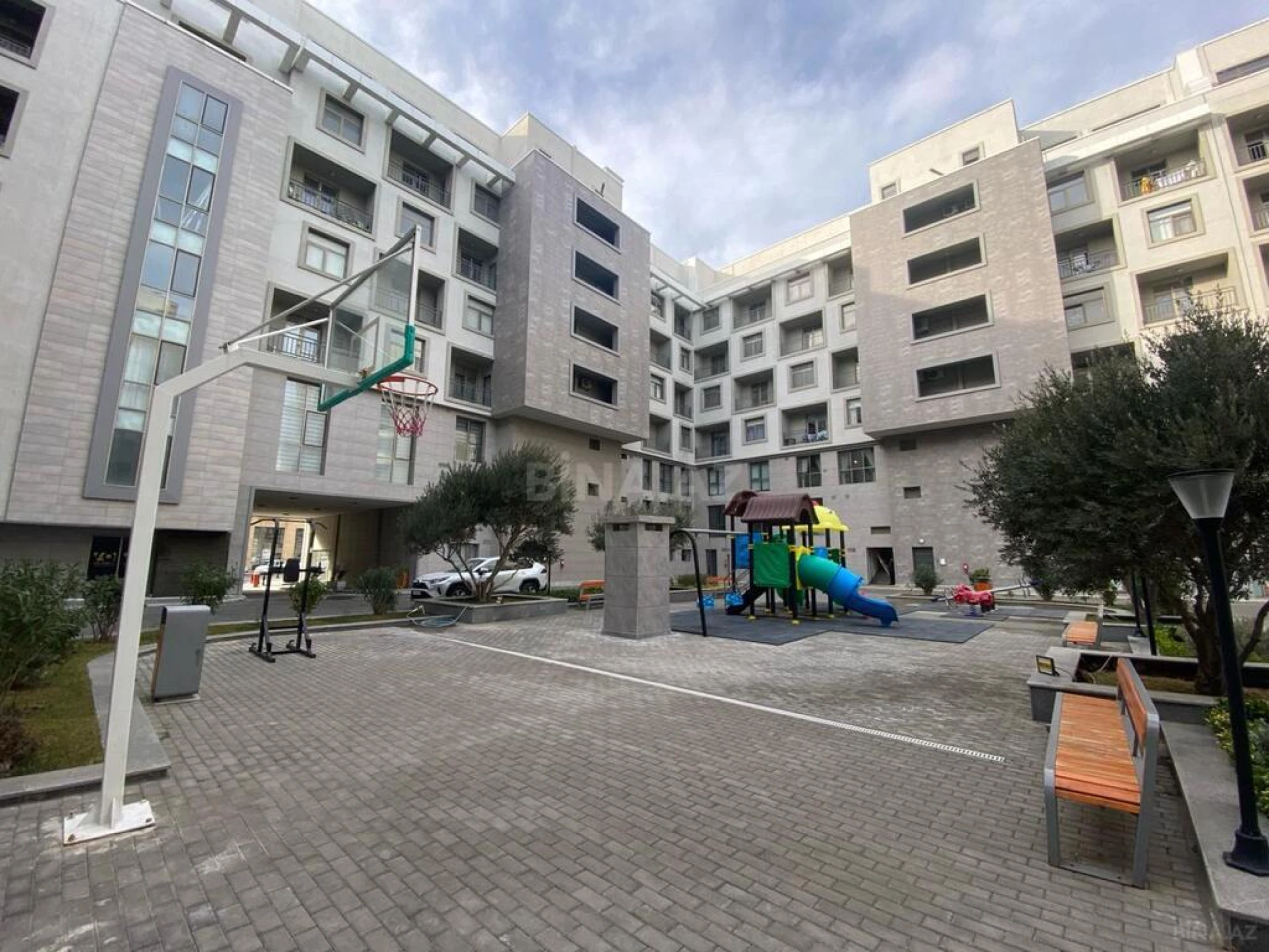 Satılır 4 otaqlı mənzil 200 m²