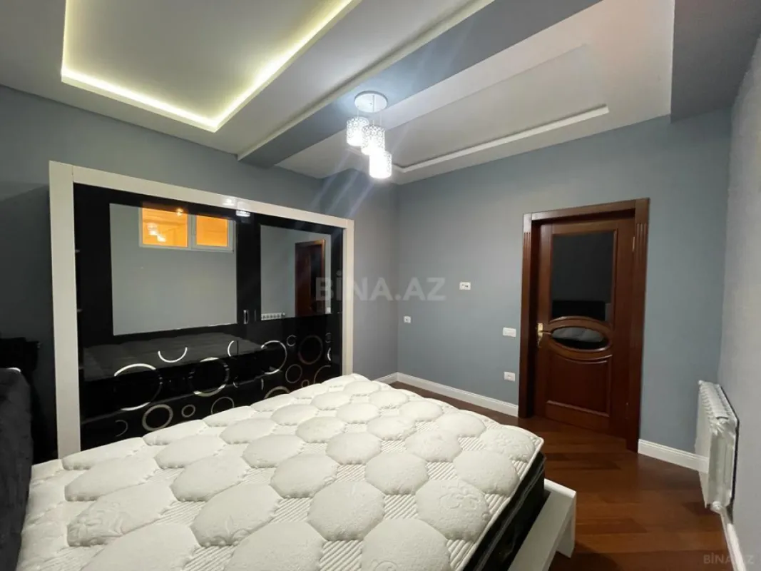 Satılır 4 otaqlı mənzil 200 m²