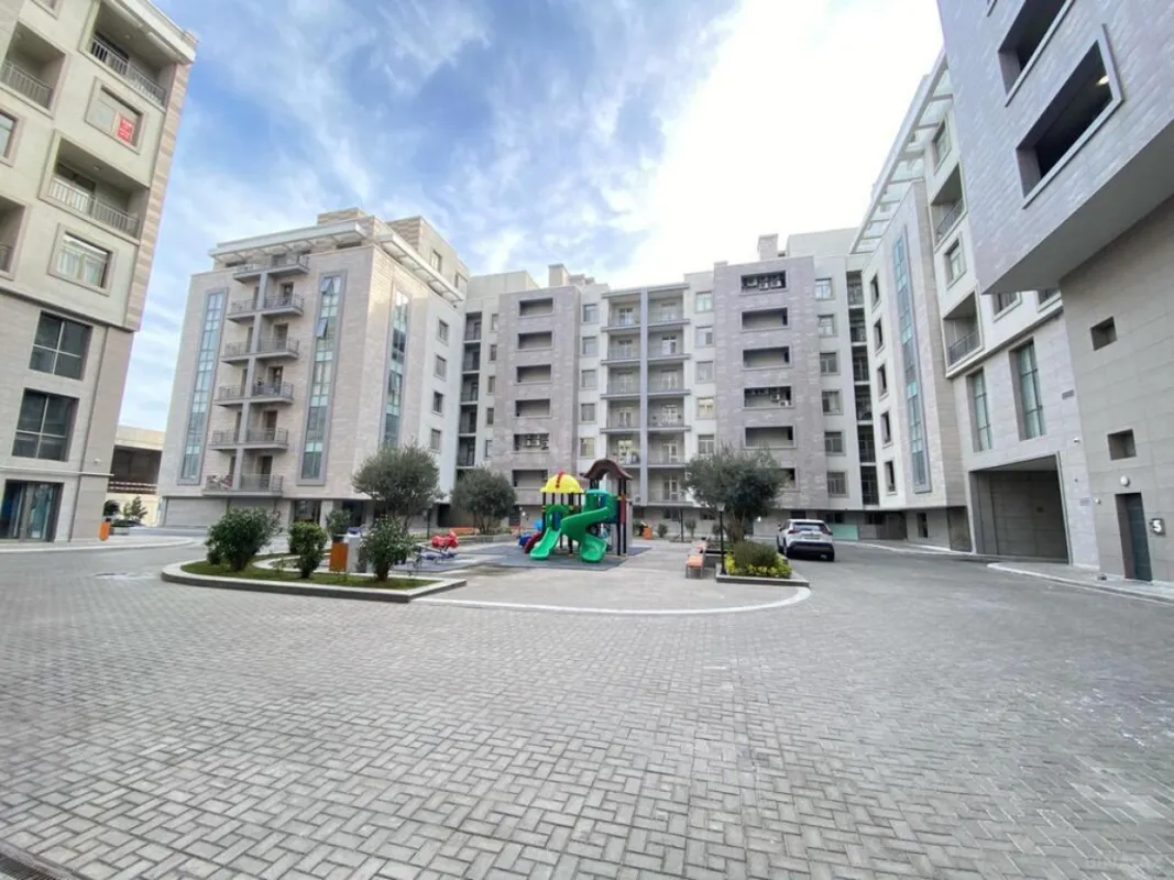 Satılır 4 otaqlı mənzil 200 m²