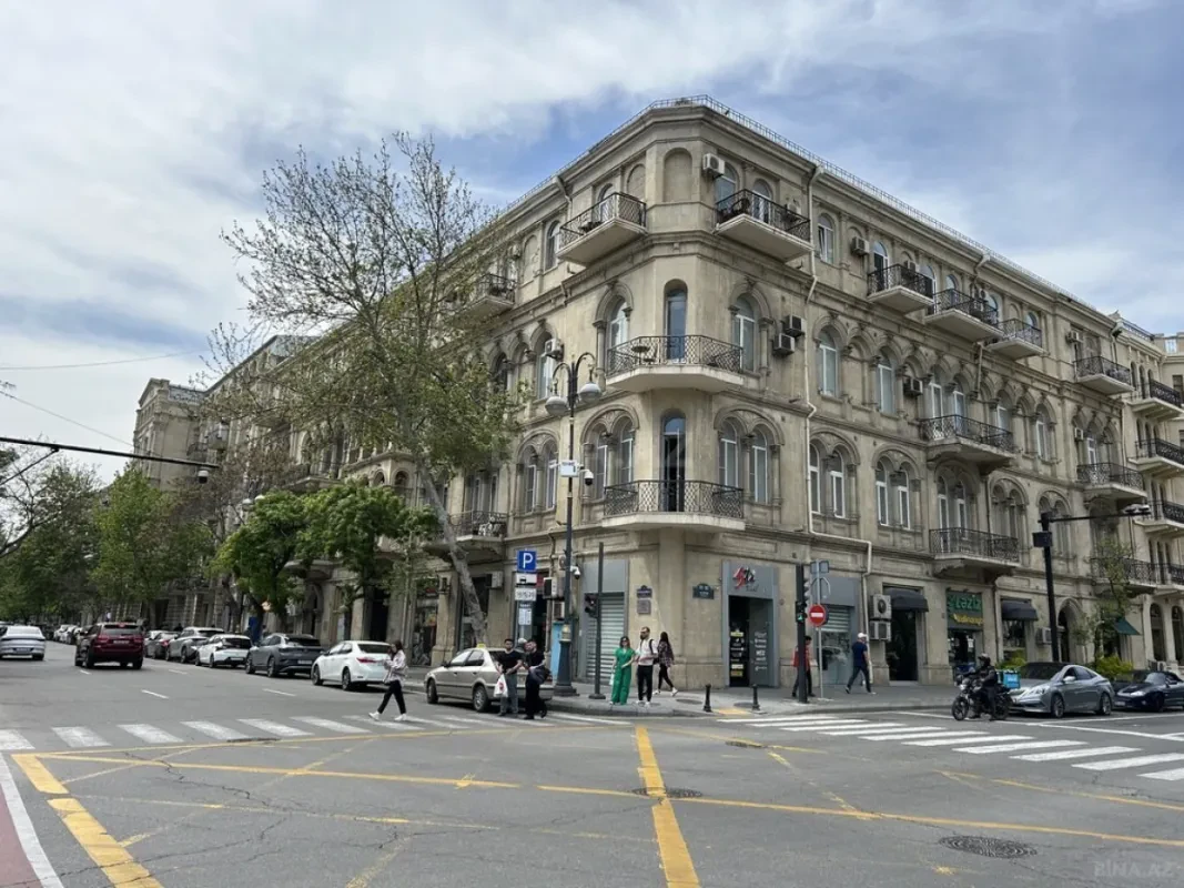 Satılır 5 otaqlı mənzil 240 m²