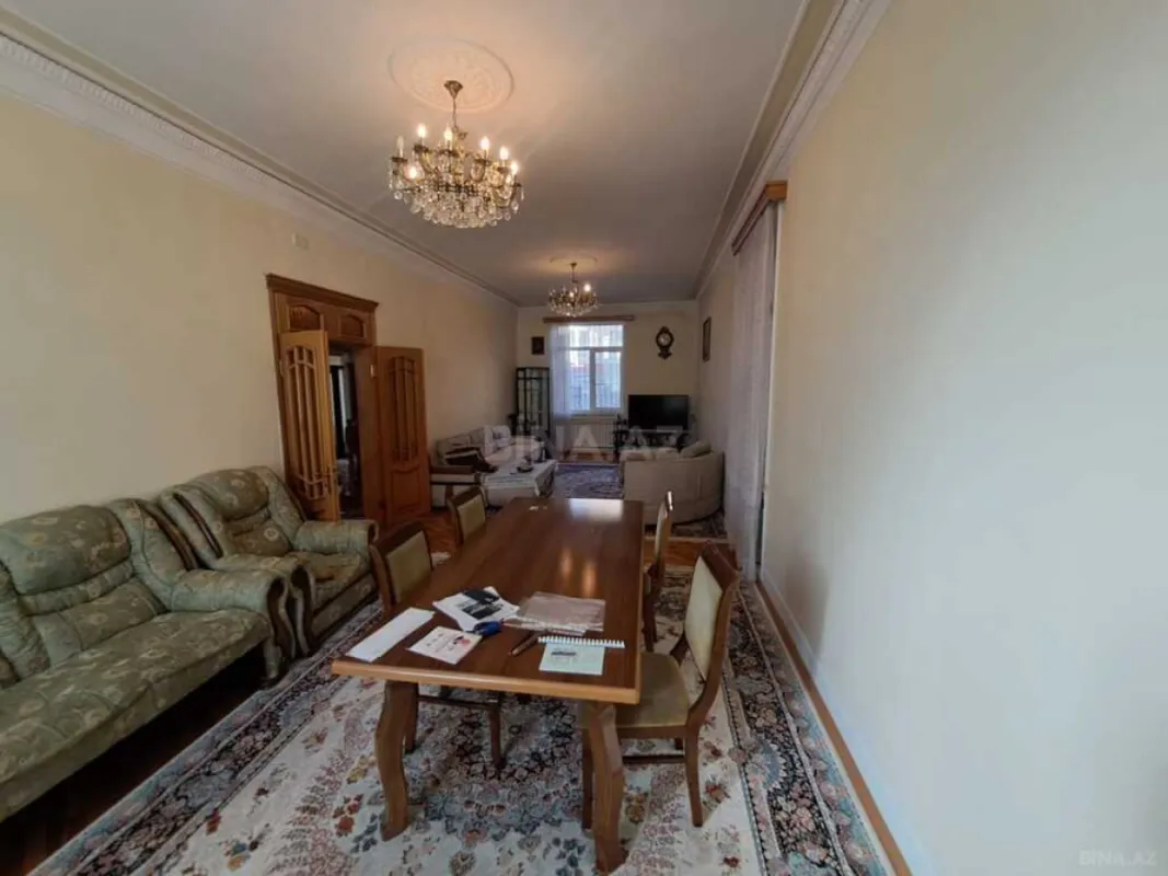 Satılır 7 otaqlı həyət evi 488 m²