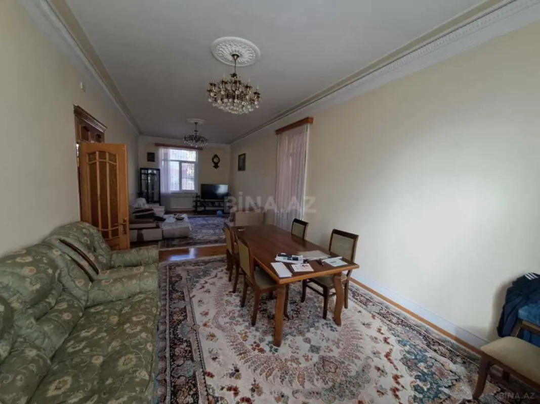 Satılır 7 otaqlı həyət evi 488 m²