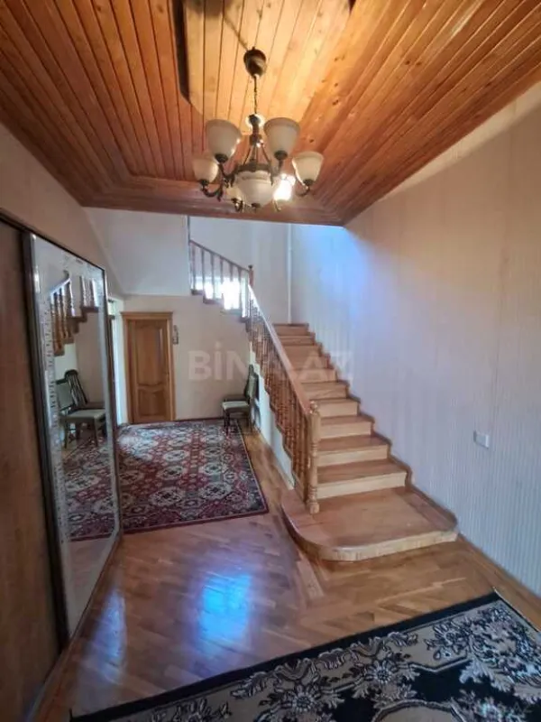 Satılır 7 otaqlı həyət evi 488 m²