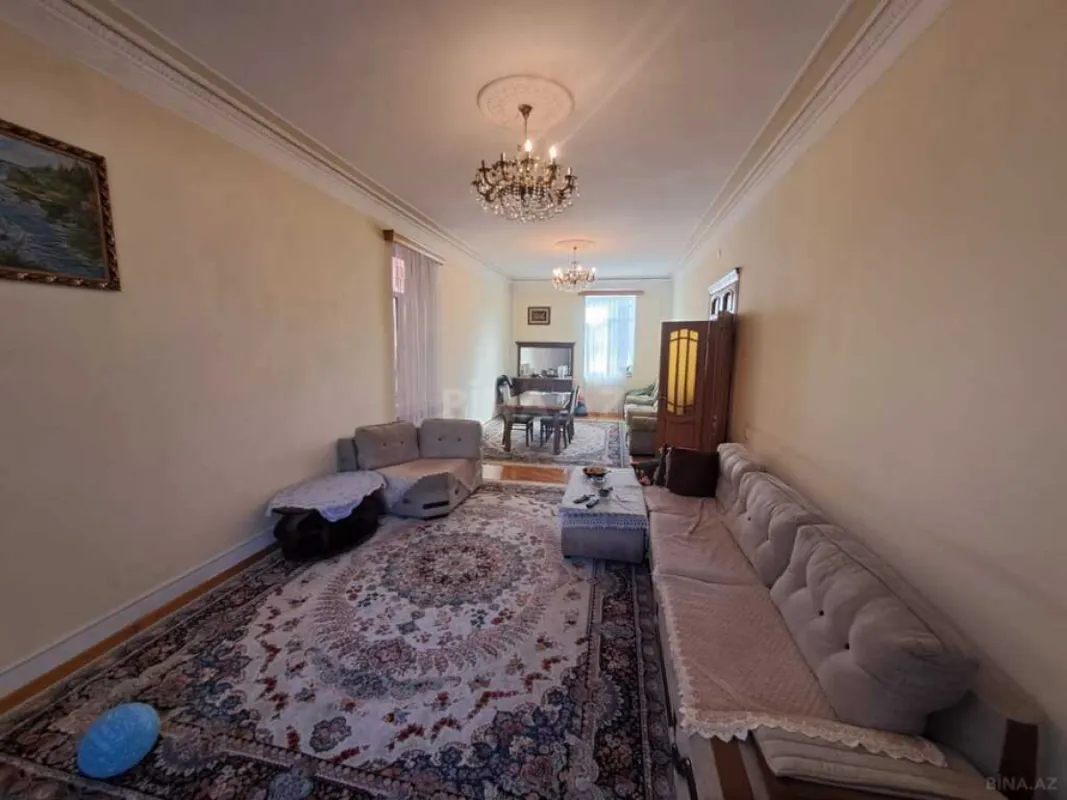 Satılır 7 otaqlı həyət evi 488 m²