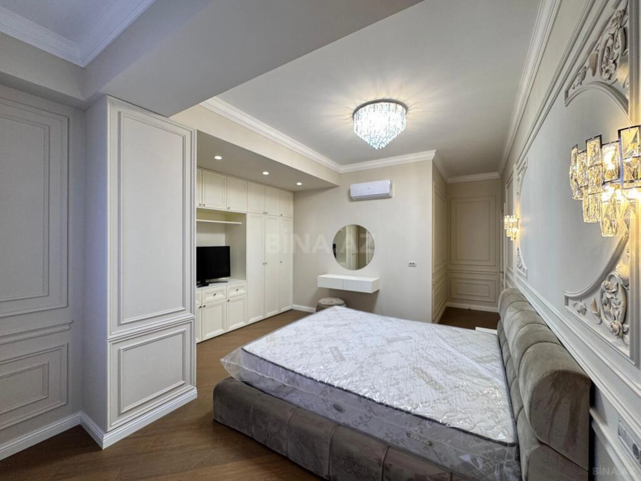 Satılır 4 otaqlı mənzil 205 m²